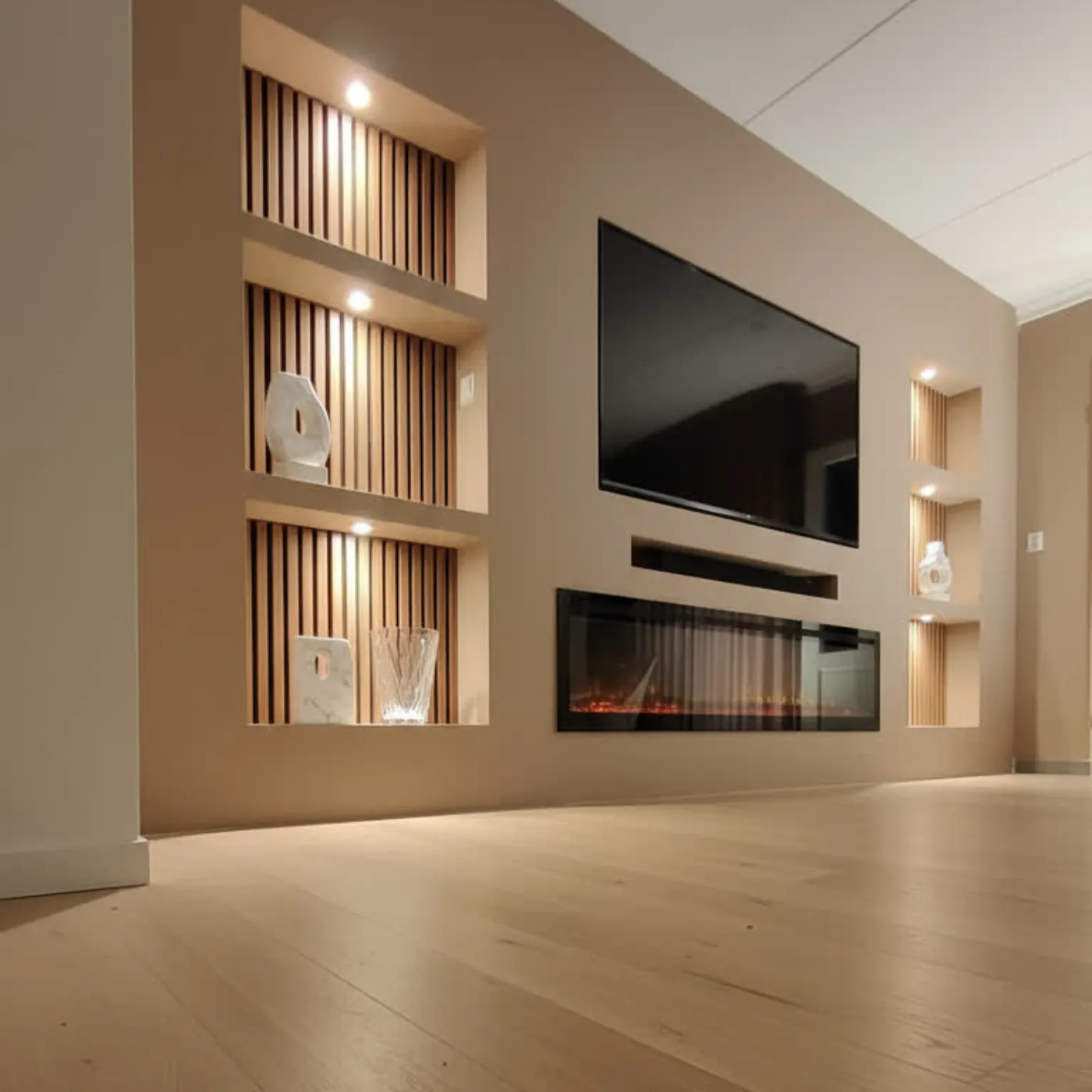 Cinewall 3 vakken links 3 vakken rechts met sfeerhaard, soundbarvak, verlichte vakken en wandpanelen in de vakken, voorbeeld van cinewallcenter