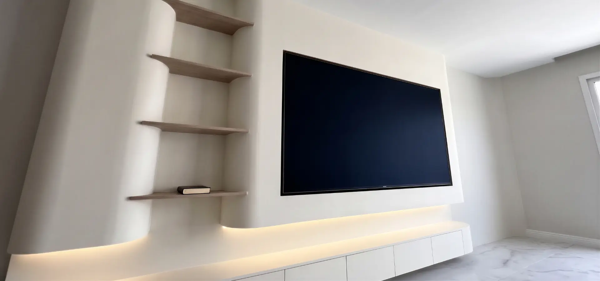 Cinewall zonder haard met houten planken, ledstrip en meubel, voorbeeld van cinewallcenter