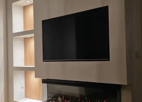 Cinewall met sfeerhaard, vakken en wandpanelen, voorbeeld van cinewallcenter