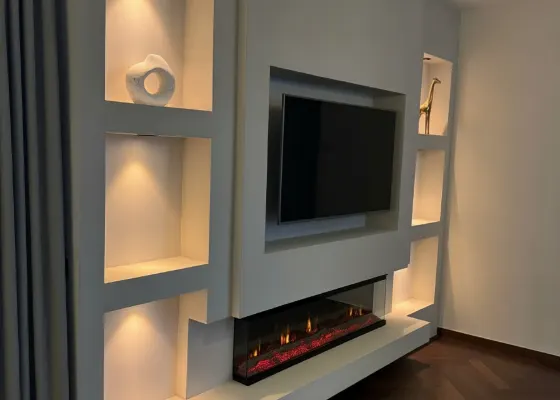 Cinewall met sfeerhaard en verlichte vakken, voorbeeld van cinewallcenter