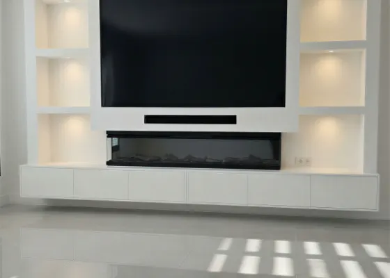 Cinewall met sfeerhaard, soundbarvak, verlichte vakken en meubel, voorbeeld van cinewallcenter