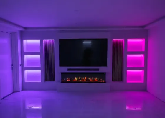 Cinewall met sfeerhaard, gekleurde ledverlichting en wandpanelen, voorbeeld van cinewallcenter