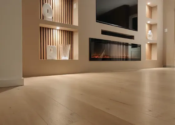 Cinewall met sfeerhaard, vakken en wandpanelen, voorbeeld van cinewallcenter